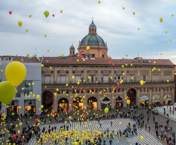 Manifestazione di beneficenza, Piazza Maggiore (Bologna).
