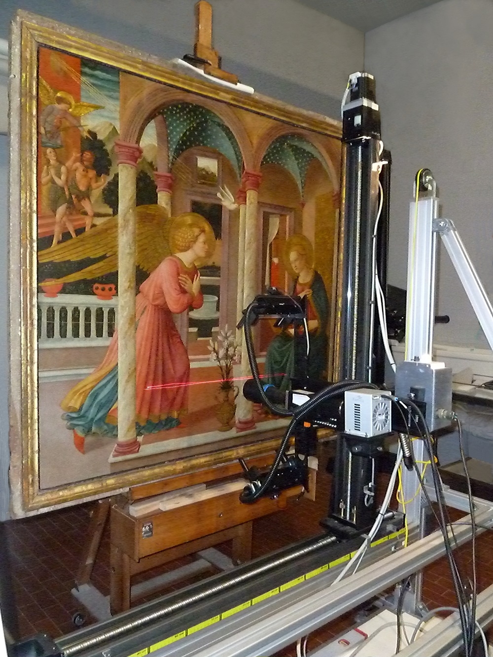 Scanner iperspettrale durante acquisizione misure sul dipinto “Annunciazione e Cacciata di Adamo ed Eva dal Paradiso Terrestre” (1450-1455) attribuito a Machiavelli Zanobi della Chiesa di San Martino a Mensola, Firenze, per lo studio della tecnica pittorica e dei materiali pittorici impiegati. L’