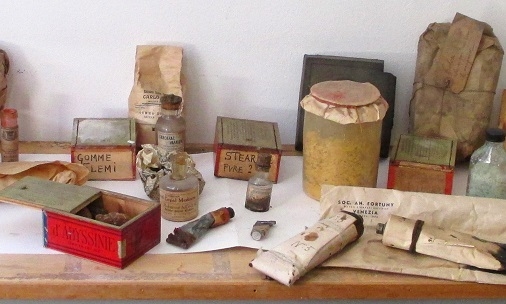 Materiali, sostanze e strumenti dell'artista. 