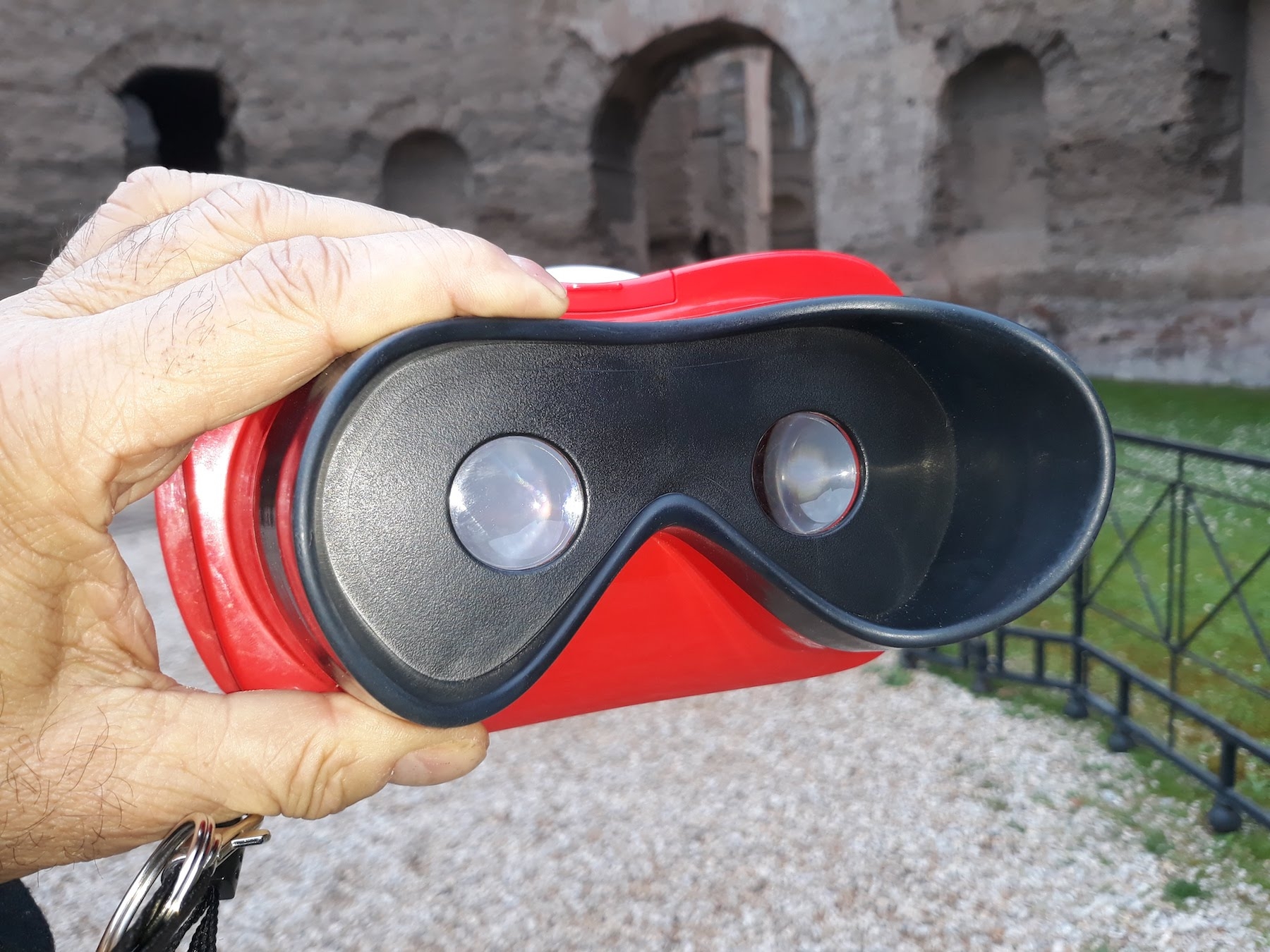 Realtà virtuale alla portata di tutti con uno Smartphone e un visore a basso costo.